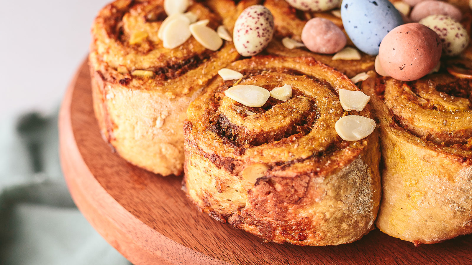 imagem de folar de maçã com canela e amência e ovos coloridos de páscoa