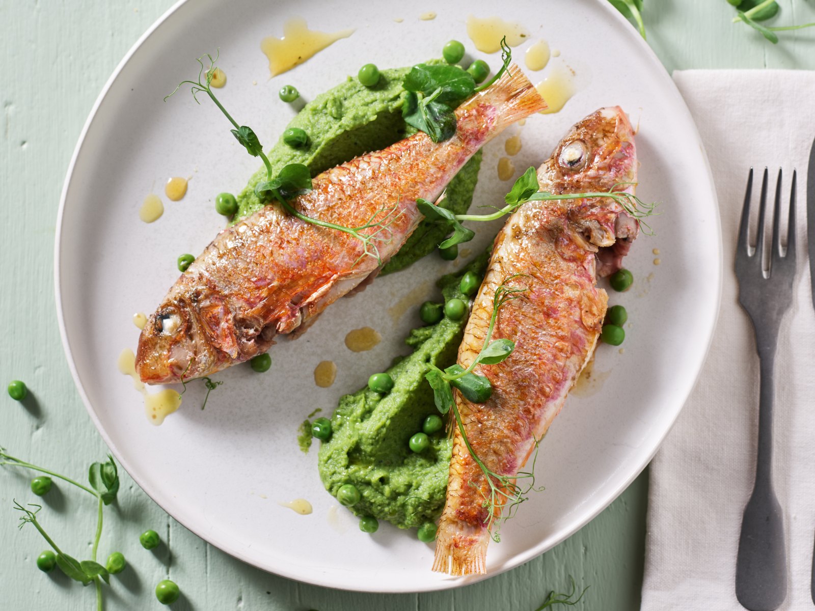imagem de Salmonetes braseados com puré de ervilhas e hortelã