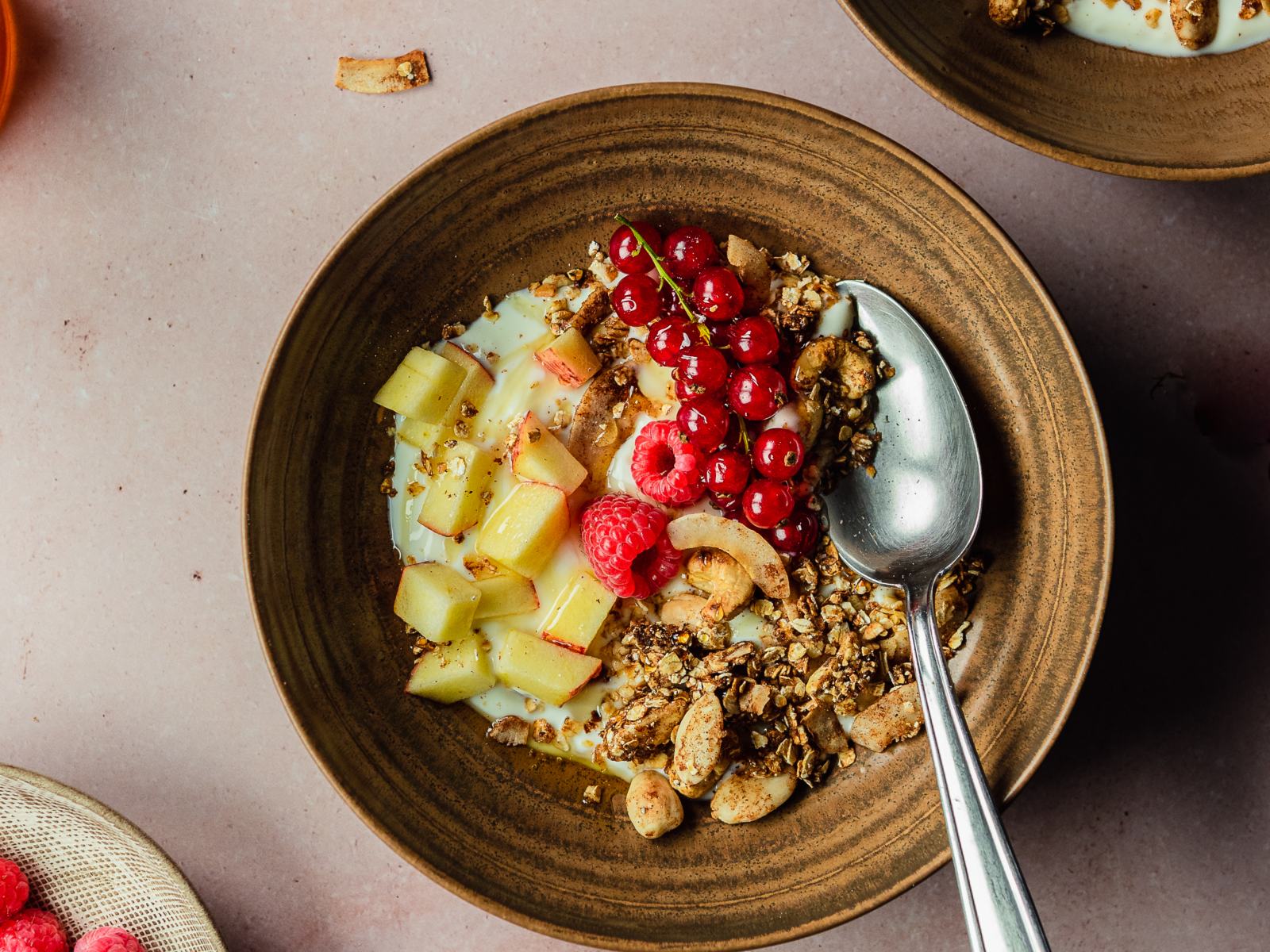 imagem de Iogurte com fruta, granola e mel
