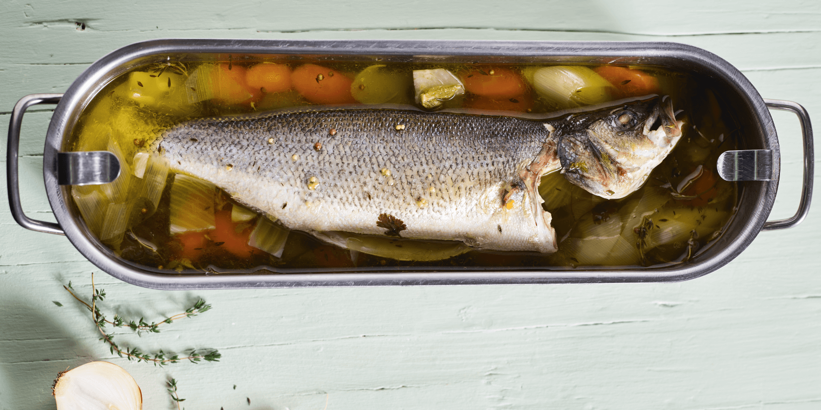 Receita de robalo cozido em caldo aromatizado