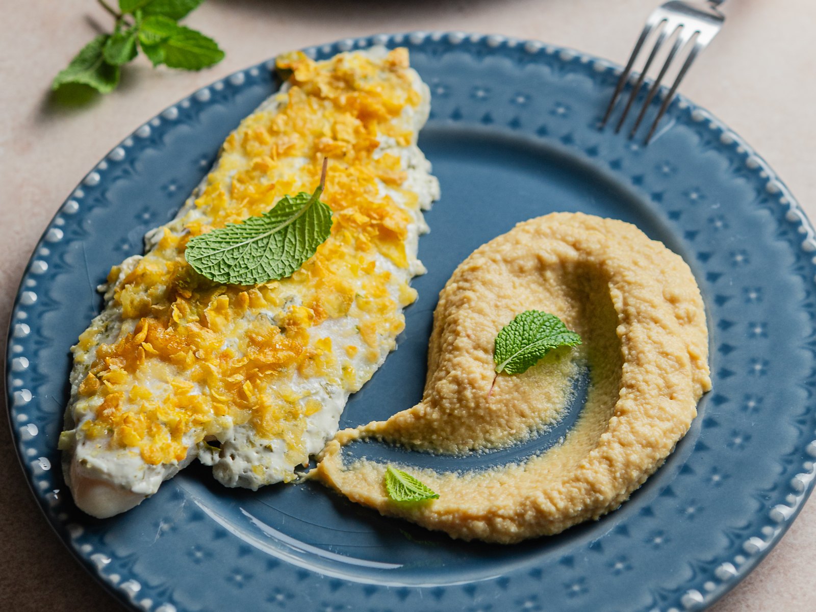 imagem de Pescada crocante no forno com puré de grão