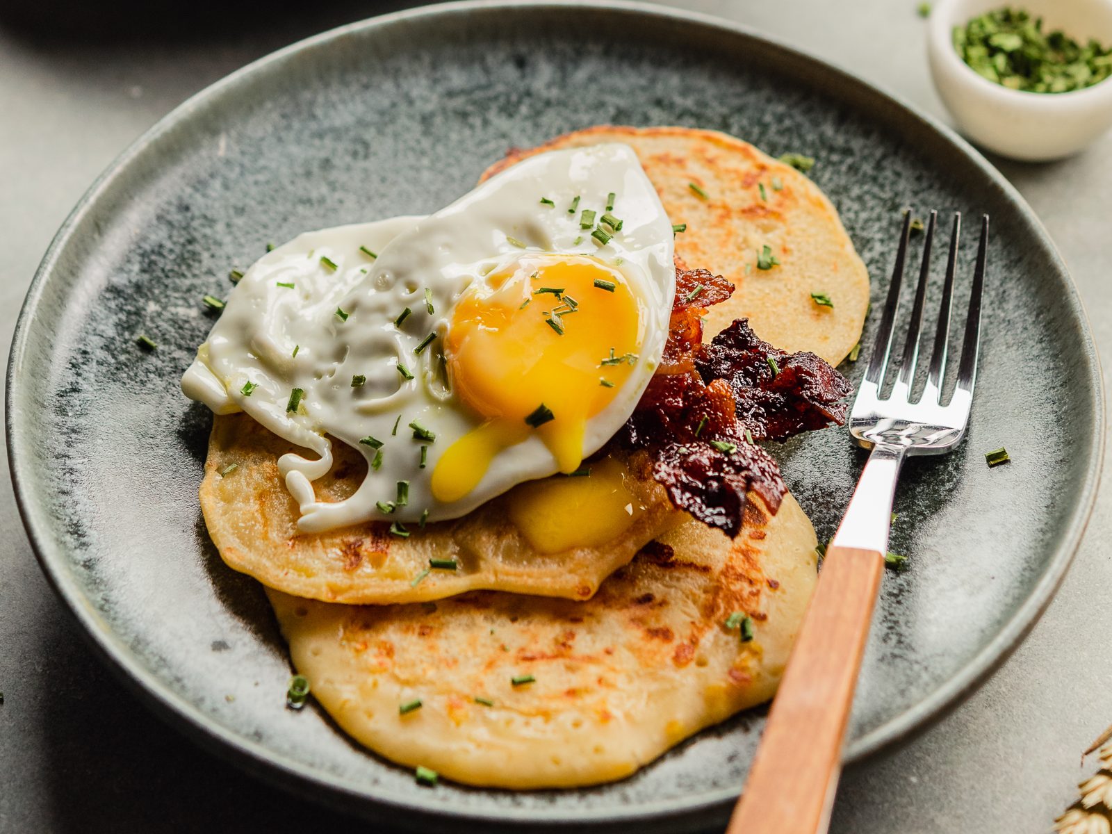 imagem de panquecas com ovo estrelado e bacon