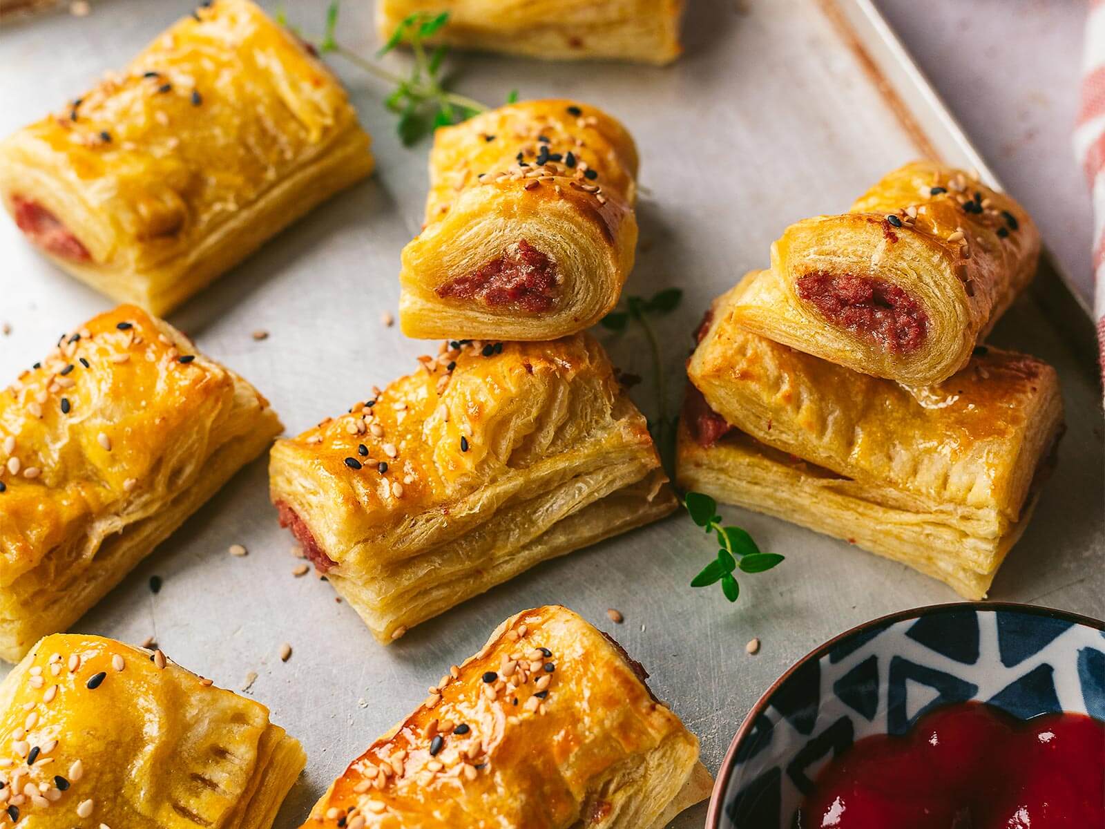 Folhados de Salsicha e Mostarda