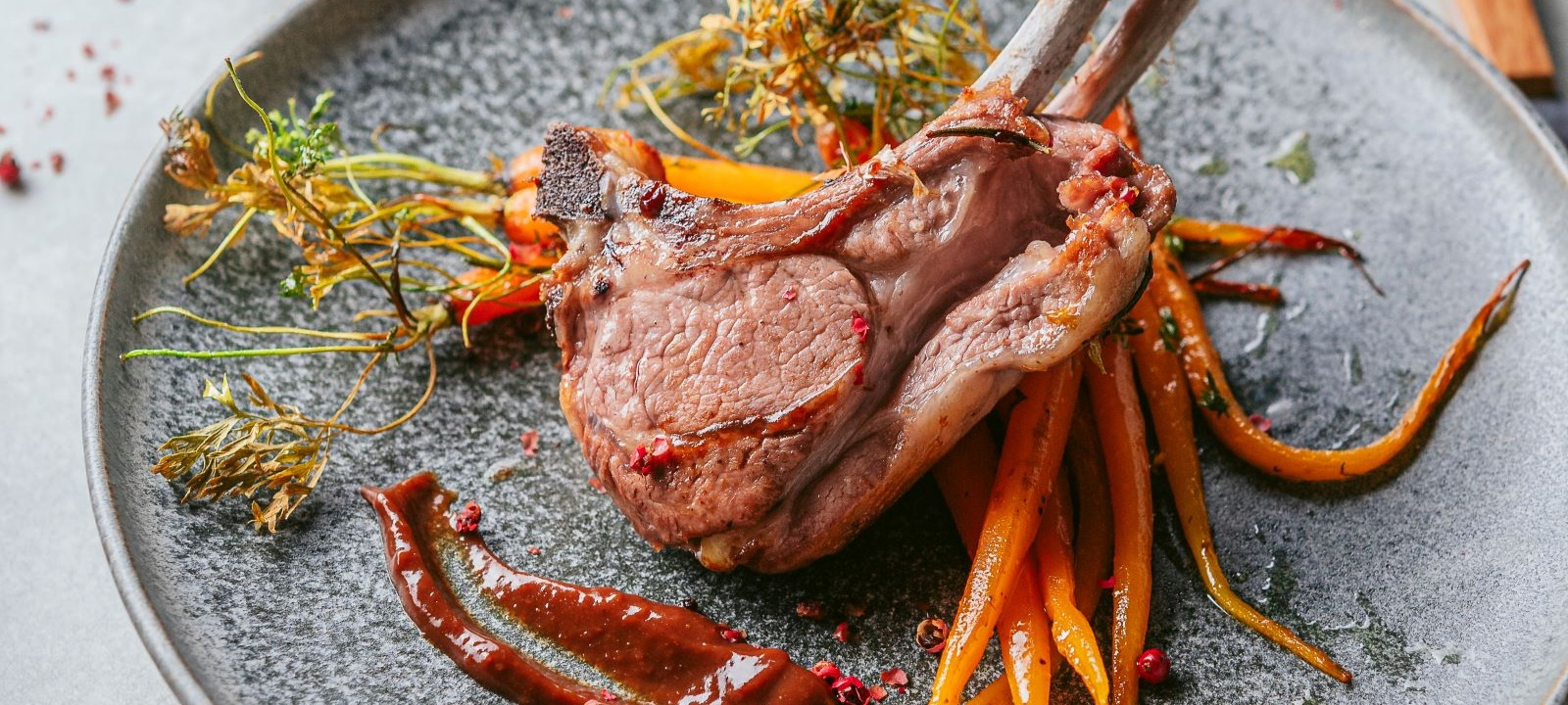 Carré de borrego com cenouras babys assadas