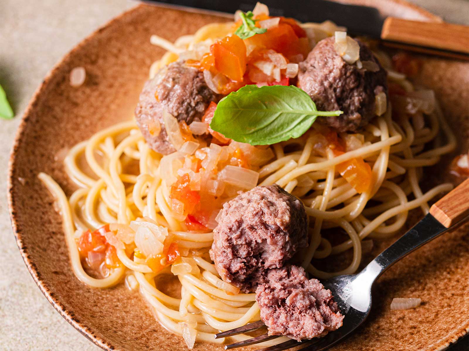 Almôndegas com Molho de Tomate e Esparguete