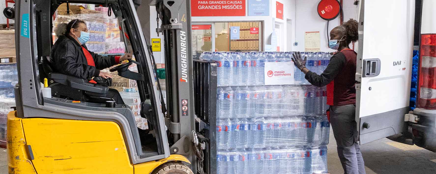 Empilhadora Com Bens Para Doacao