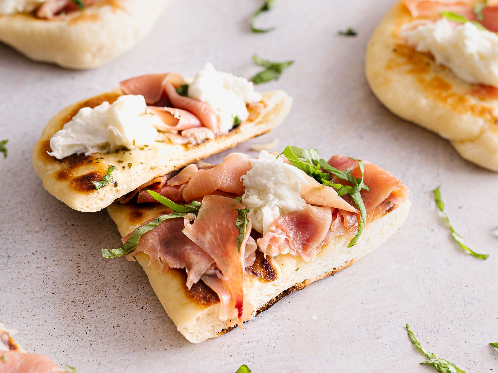 Pão Naan com Presunto e Burrata