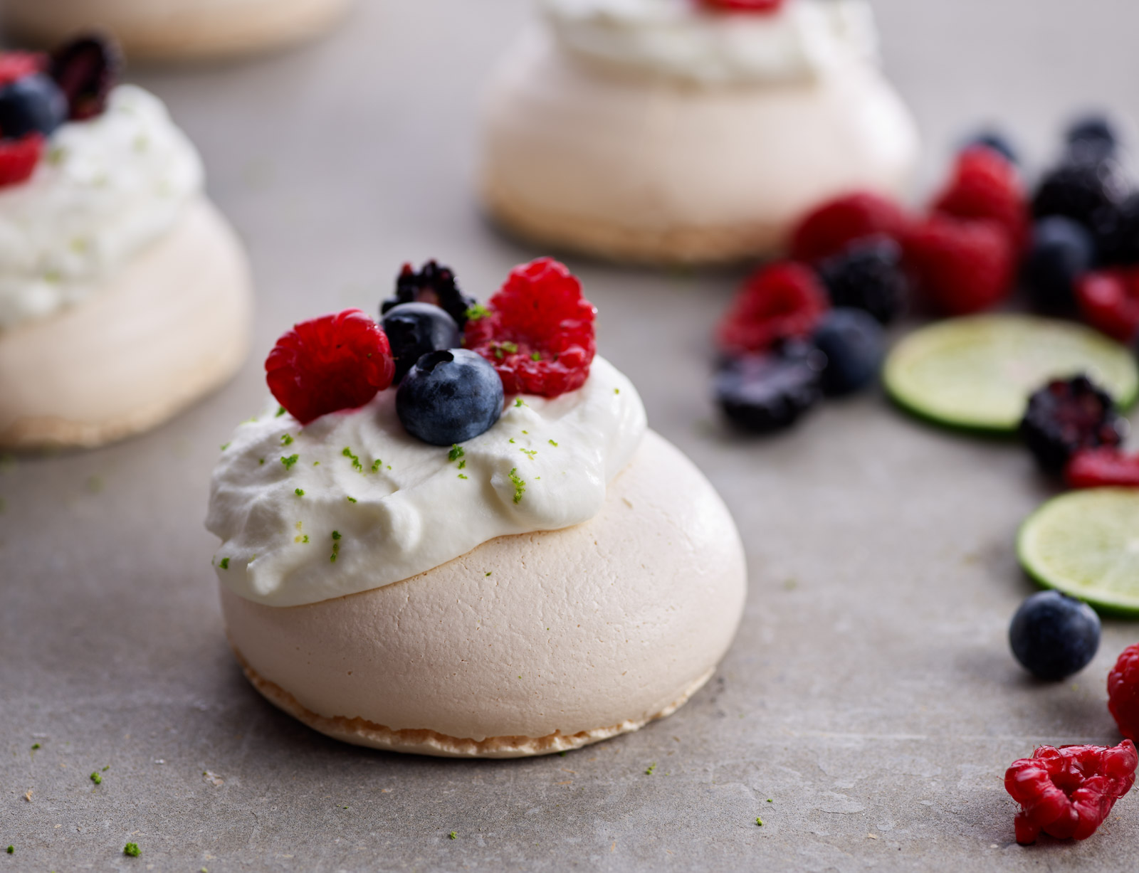 Mini Pavlova de frutos vermelhos e lima