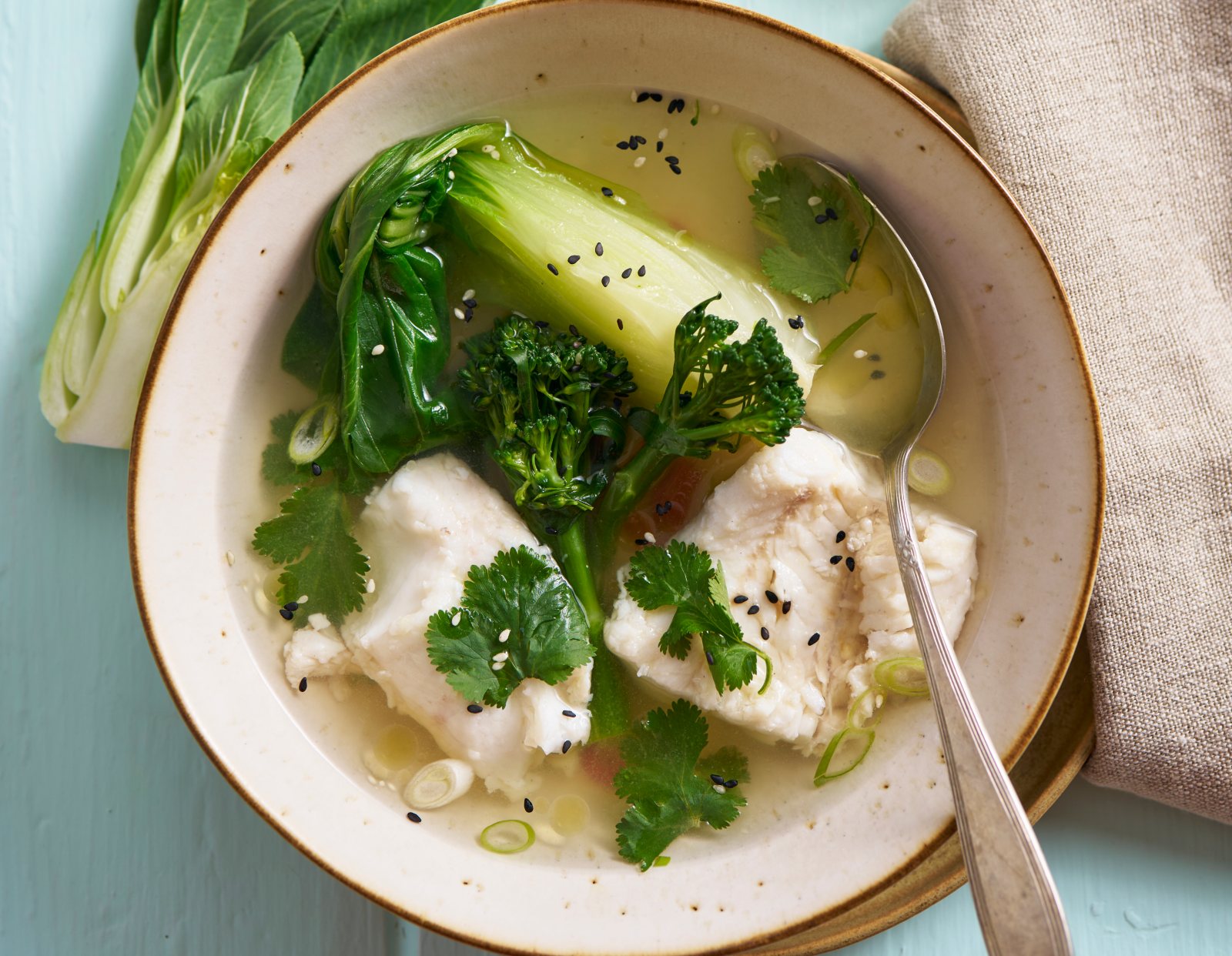 imagem de pescada escalfada em caldo de gengibre