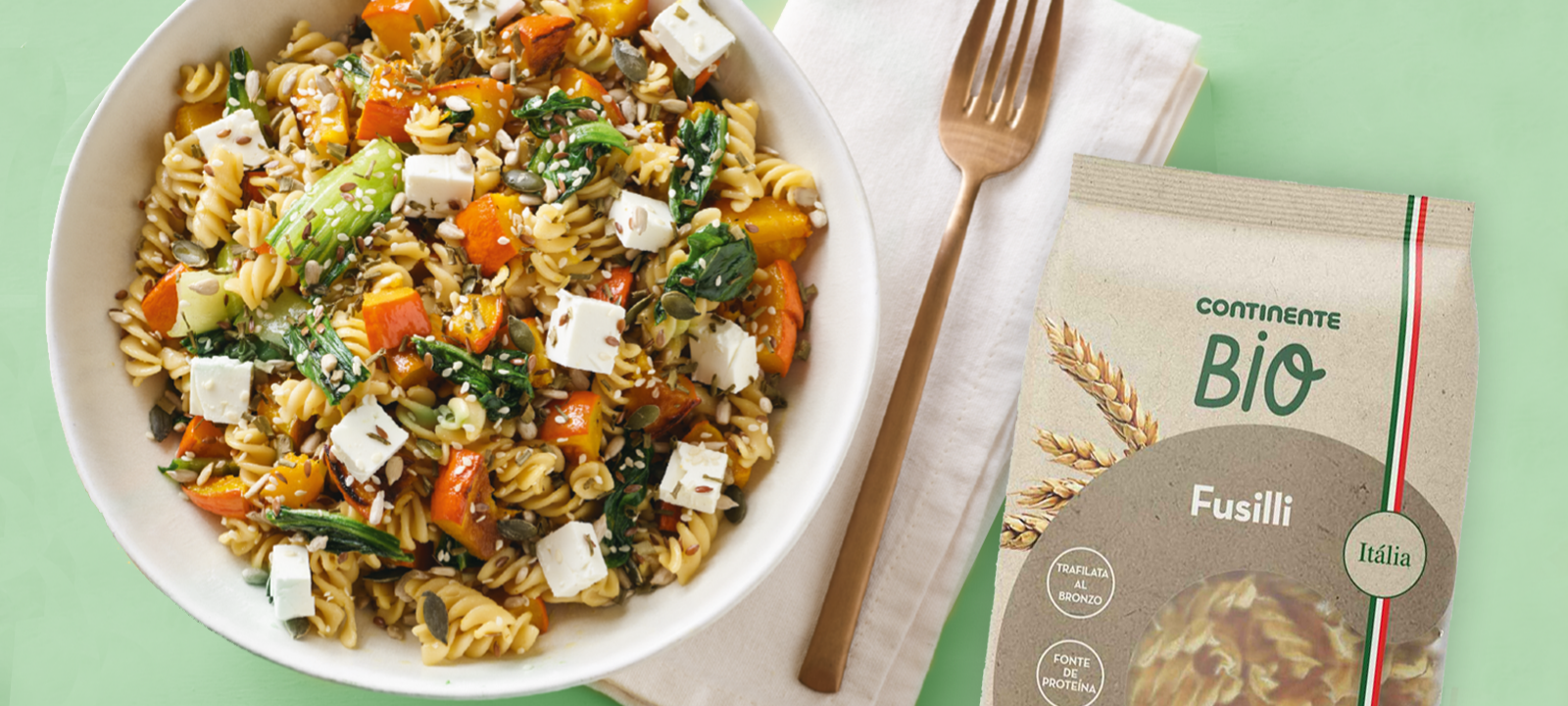 Fusilli de grão com legume salteados e queijo feta