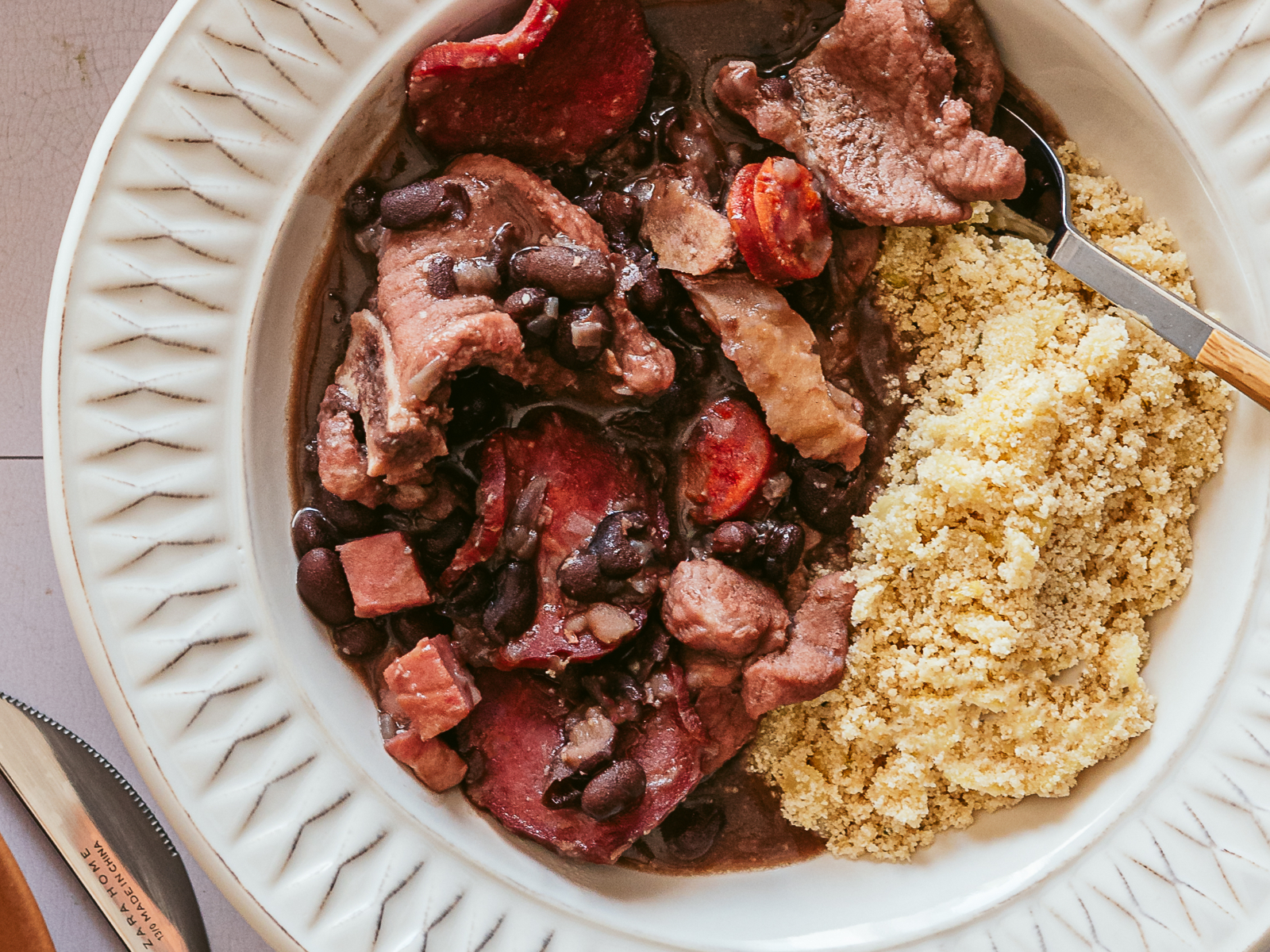 Receita de feijoada brasileira com farofa
