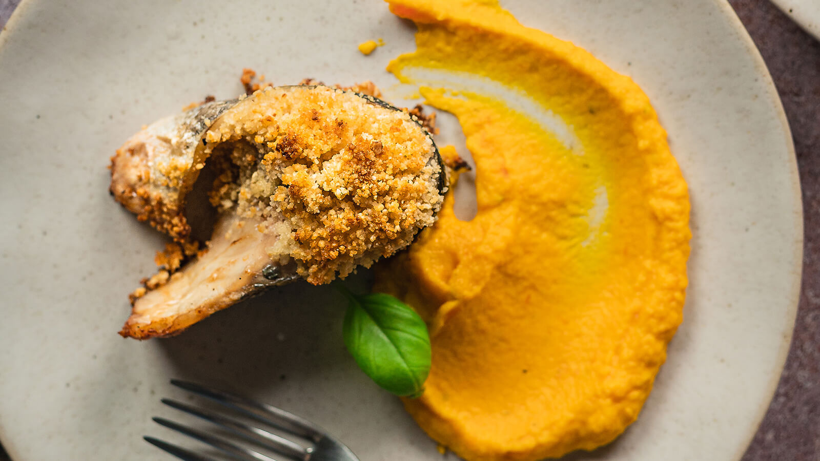 Robalo crosta amêndoa e puré de cenoura