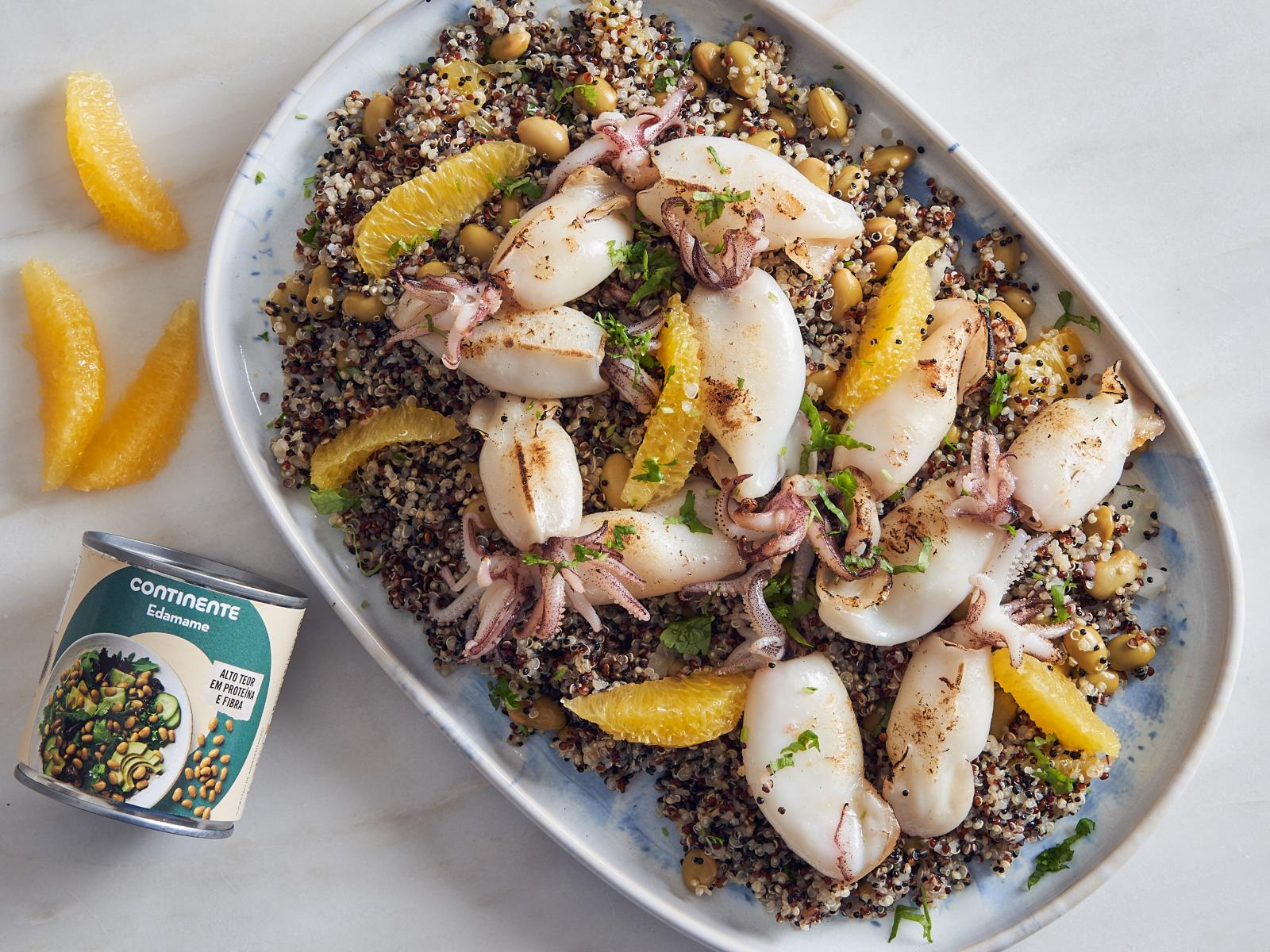 imagem de lulas grelhadas com salada de quinoa e edamame